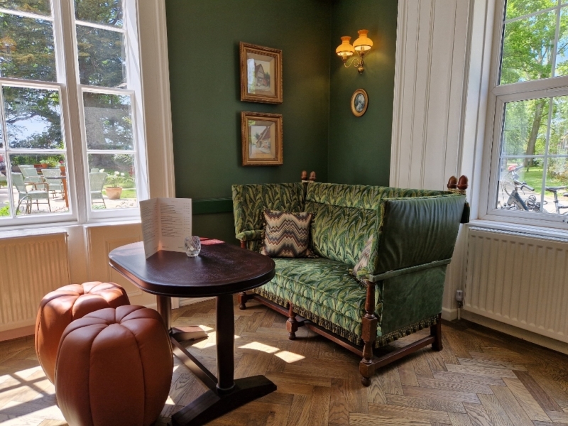 Lodge lounge bar